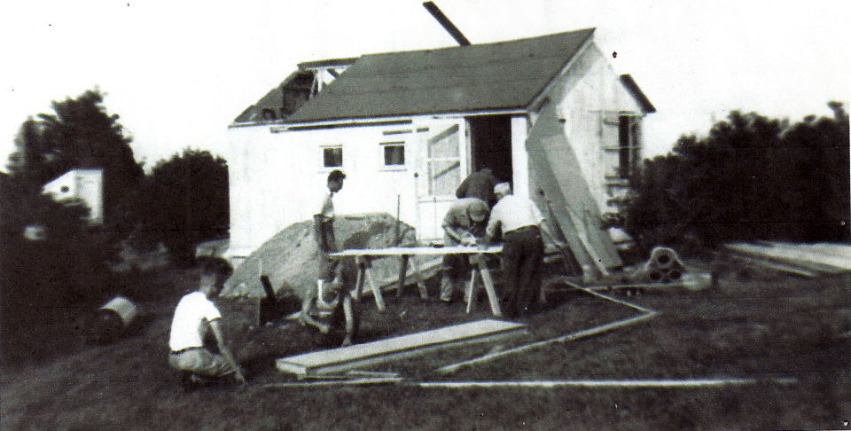 Assembling the voting booth building. Safe: 94-29-15-36