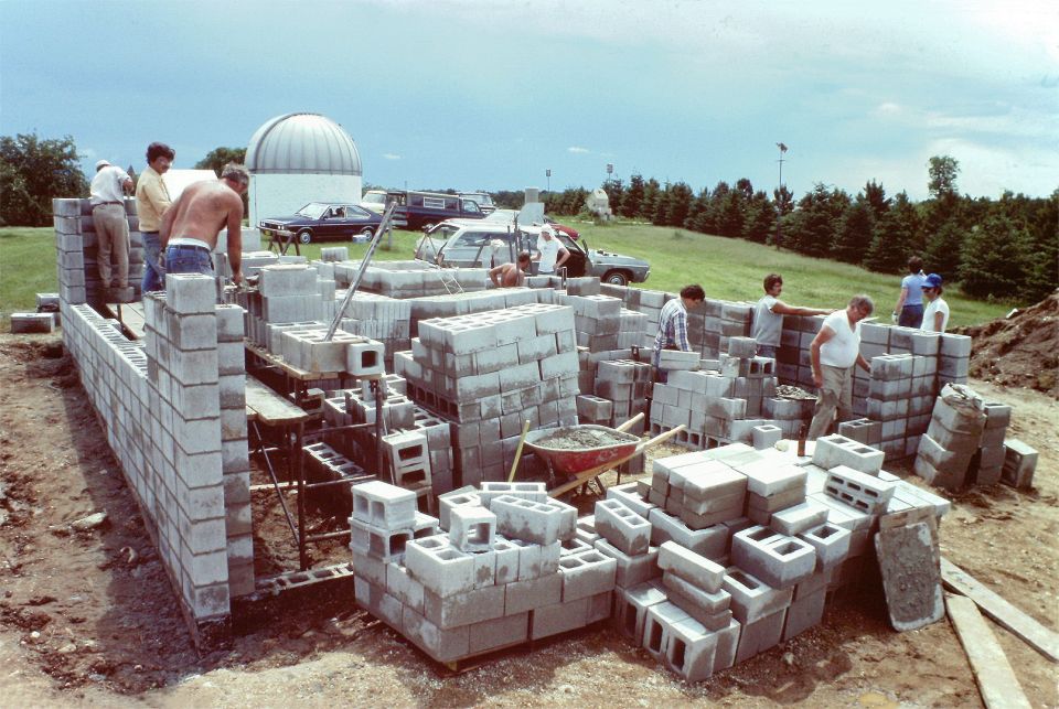 1980 - Laying block