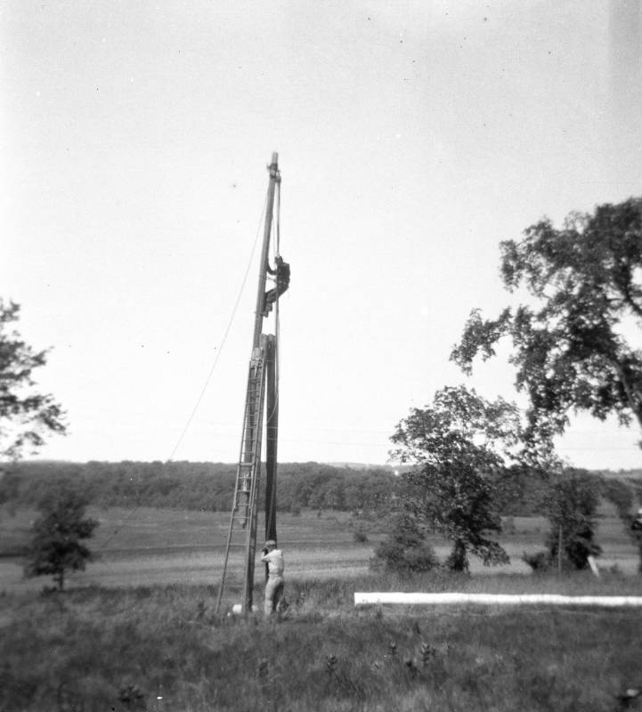 Erecting the South Radio Tower Mast