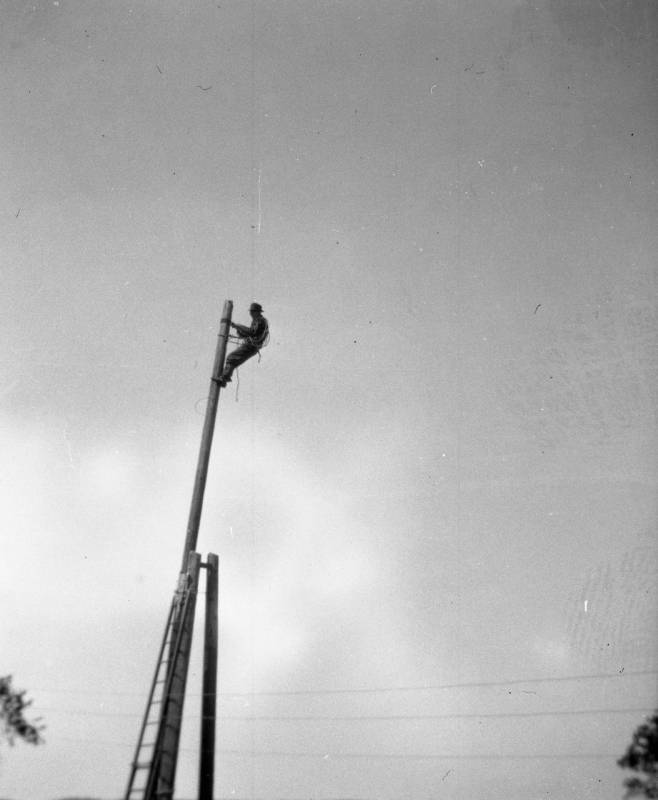 Erecting the South Radio Tower Mast